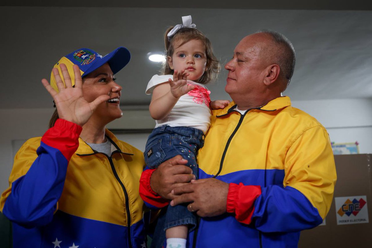 Participando en el Referéndum Consultivo por la defensa de nuestro territorio Esequibo 🇻🇪. Cinco veces SI 🖐🏽

¡Unidos nosotros Venceremos!