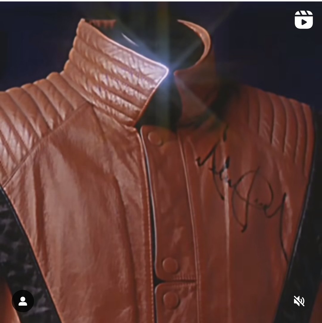 Cohiba42794785's tweet image. For the celebration of the &apos; Thriller 40&apos; documentary, Michael Jackson&apos;s legendary Thriller Jacket he wore during the shortfilm is now on display at the Grammy musem in Los Angeles

#MichaelJackson