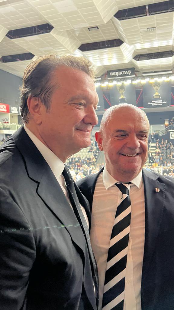 Biri salladı, biri yıktı 🦅🦅🦅 <a href="/Hasan_Arat/">Hasan Arat</a> <a href="/fuatcimenbjk/">Fuat Çimen 🦅🇹🇷</a>