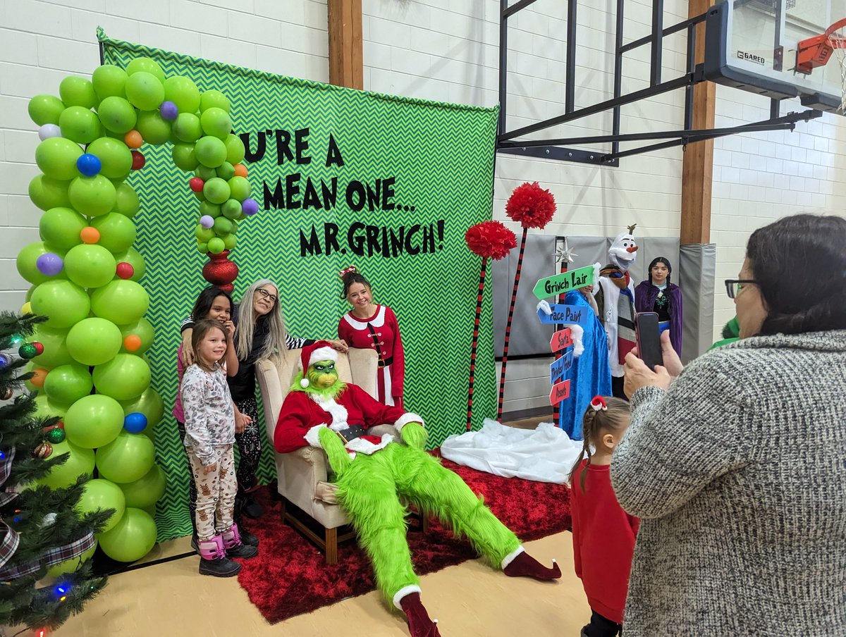 Miigwech King Edward School for spreading the holiday spirit to families at Breakfast w/ Santa. Everyone appreciated the meal & children enjoyed the face painting. Santa & special guests brought joy today while each child took home a gift for the holidays #SeasonsGreetings 🎄🎅🥞