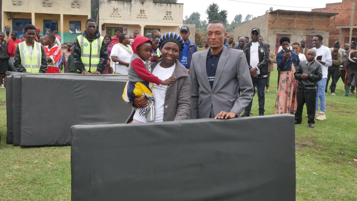 NCPDNyabihu's tweet photo. Kuri uyu munsi twishimiye  kwifatanya n'Abaturage bose b'Akarere ka Nyabihu, Abafatanyabikorwa ndetse n'izindi nzego 🤝. Iterambere rirambye turarireba dufatanyije. https://t.co/OLVKEylmVa