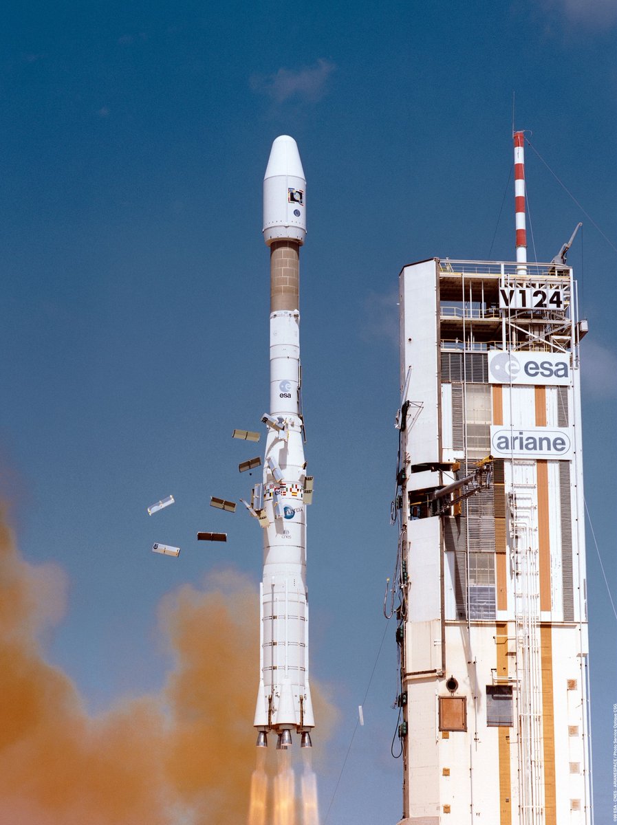 ESA_History's tweet image. #OTD 3 December 1999, #Ariane4 V124 set a world record with 50th consecutive launch success of an Ariane 4 rocket since flight V70 in 1994, lofting French Helios-1B &amp;amp; @SurreySat @Thales_Alenia_S
Clementine satellites into orbit
 @ESA_transport @ESA_fr @CNES @ArianeGroup