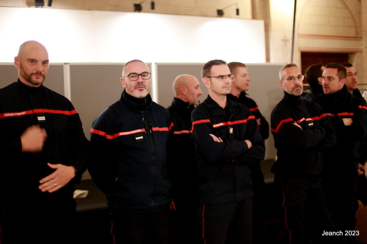 SDIS51's tweet photo. 👨‍🚒👩‍🚒Ce vendredi 1er décembre, s’est déroulée la mise à l’honneur des sapeurs-pompiers du CISM de Châlons-en-Champagne, en présence de M. DESAUTELS, président du CA du #SDIS51 et du colonel NICOLAY, directeur départemental adjoint des services d’incendie et de secours de la Marne. https://t.co/eT109qguNo