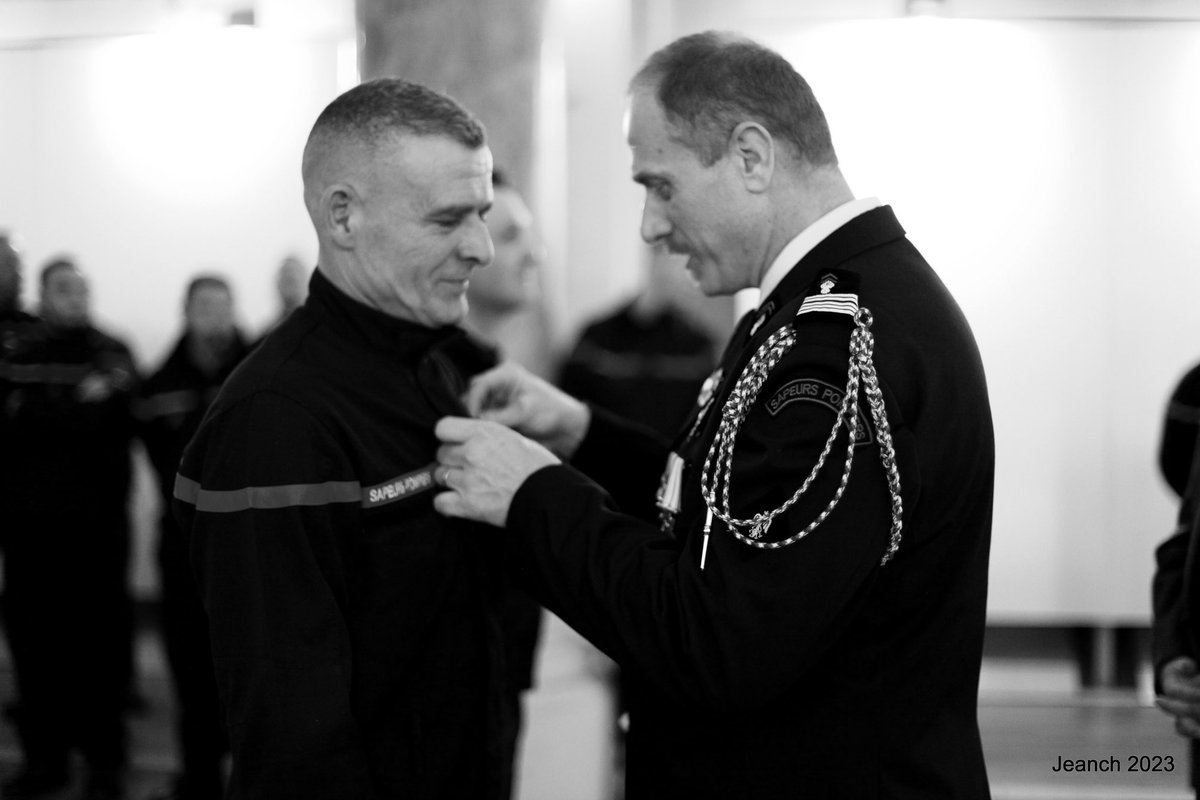 SDIS51's tweet photo. 👨‍🚒👩‍🚒Ce vendredi 1er décembre, s’est déroulée la mise à l’honneur des sapeurs-pompiers du CISM de Châlons-en-Champagne, en présence de M. DESAUTELS, président du CA du #SDIS51 et du colonel NICOLAY, directeur départemental adjoint des services d’incendie et de secours de la Marne. https://t.co/eT109qguNo