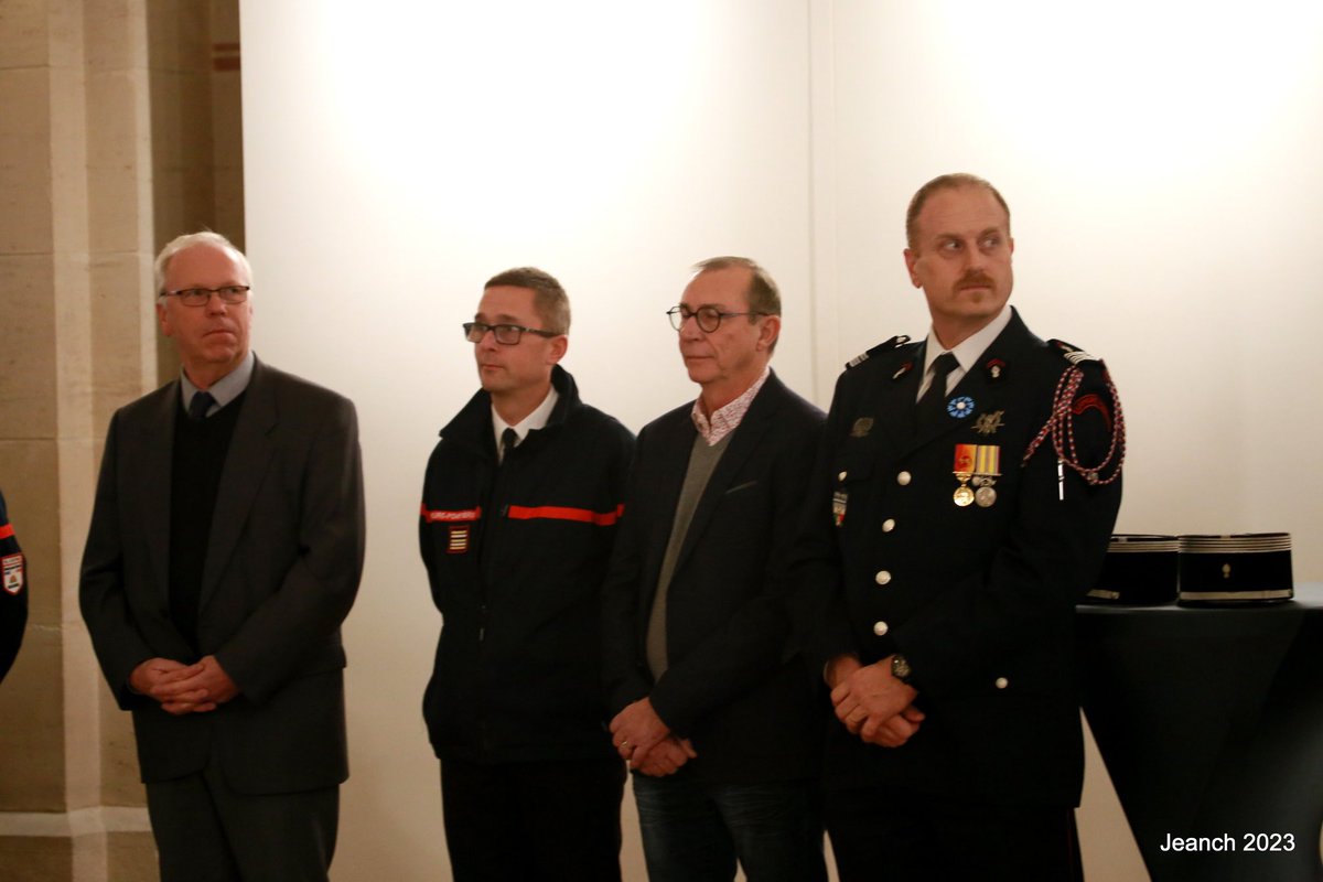 SDIS51's tweet photo. 👨‍🚒👩‍🚒Ce vendredi 1er décembre, s’est déroulée la mise à l’honneur des sapeurs-pompiers du CISM de Châlons-en-Champagne, en présence de M. DESAUTELS, président du CA du #SDIS51 et du colonel NICOLAY, directeur départemental adjoint des services d’incendie et de secours de la Marne. https://t.co/eT109qguNo