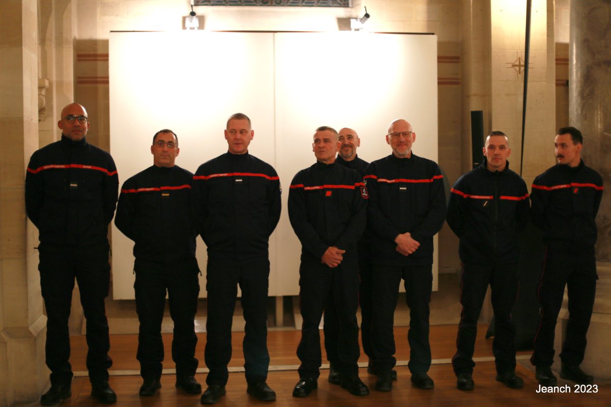 SDIS51's tweet photo. 👨‍🚒👩‍🚒Ce vendredi 1er décembre, s’est déroulée la mise à l’honneur des sapeurs-pompiers du CISM de Châlons-en-Champagne, en présence de M. DESAUTELS, président du CA du #SDIS51 et du colonel NICOLAY, directeur départemental adjoint des services d’incendie et de secours de la Marne. https://t.co/eT109qguNo