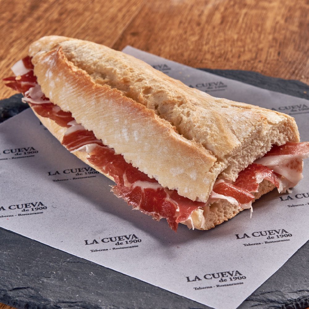 poco se habla de la exquisitez que es un bocadillo de jamón..... con su aceite de oliva.... bien prensadito..... uf no puedo explicar delicia brutal se me hace la boca agua sólo de pensarlo