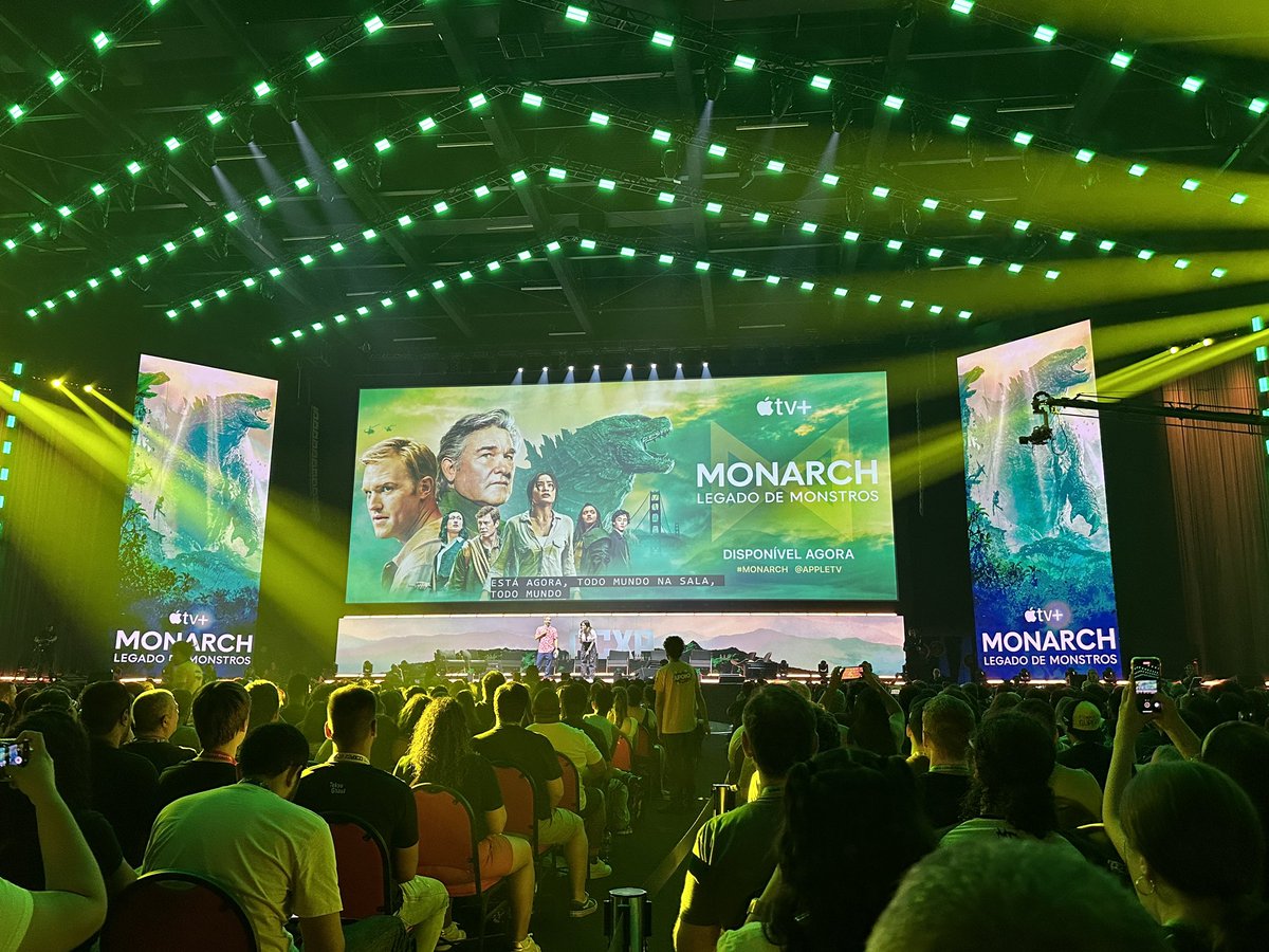 colliderfrosty's tweet photo. The cast and producers of @AppleTV’s #MonarchLegacyofMonsters are on the stage at #CCXP23. https://t.co/McLBShz1nQ