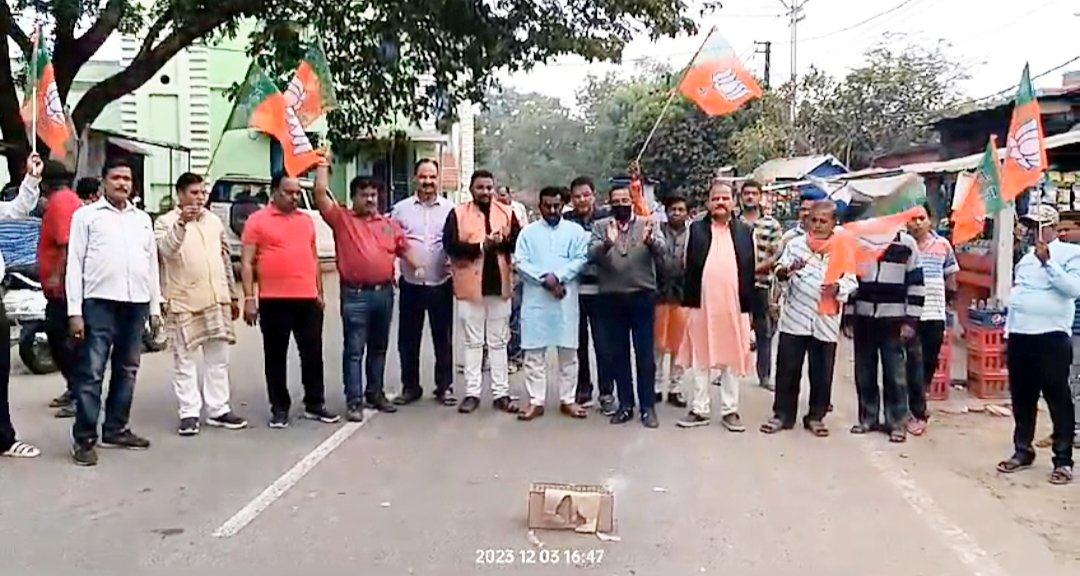 ErDeepakJena4's tweet photo. @narendramodi @AmitShah @JPNadda @dpradhanbjp @sunilbansalbjp 
ରାଜସ୍ଥାନ, ମଧ୍ୟପ୍ରଦେଶ , ଛତିଶଗଡ ଆଦି ରାଜ୍ୟର  ନିର୍ବାଚନ ଫଳାଫଳରେ ବିଜେପି ଦଳର ବିପୁଳ ବିଜୟପରେ ଆନନ୍ଦପୁର,ଘଷିପୁରା ବିଜେପି ପରିବାର ତରଫରୁ ସ୍ଥାନୀୟ କାର୍ଯ୍ୟକର୍ତ୍ତାଙ୍କ ମନୋବଳ ବଢାଇବା ଉଦ୍ଦେଶ୍ୟରେ ଭିନ୍ନଭିନ୍ନ ସ୍ଥାନ ମାନଙ୍କରେ ବିଜୟ ଉତ୍ସବ ପାଳିତ।।। https://t.co/UMNBT6Qu3I
