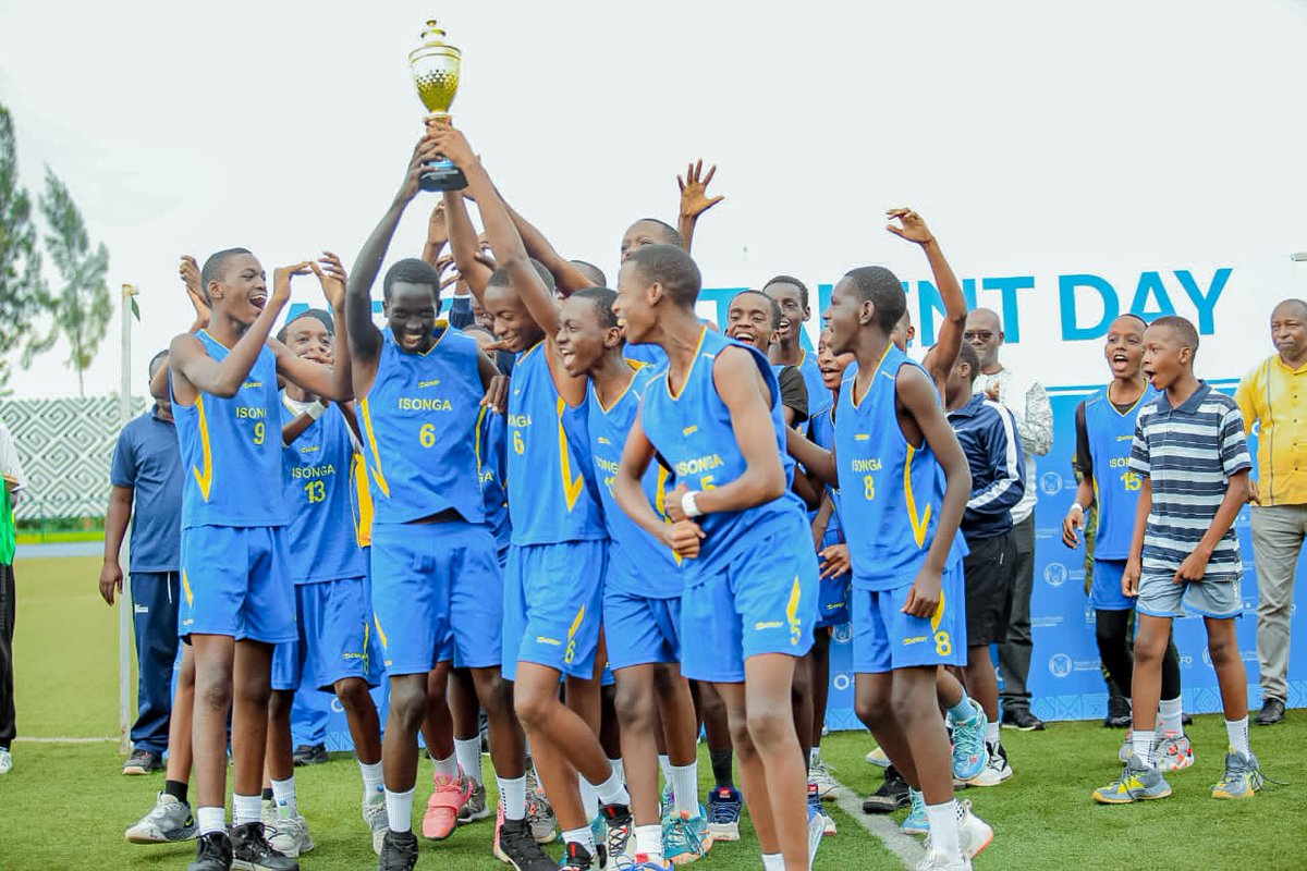 kigalitoday's tweet image. #NationalTalentDay2023

Kuri iki Cyumweru tariki 03/12/2023  kuri Stade Huye hasorejwe imikino yo kugaragaza impano z&apos;abakiri bato muri gahunda ya #IsongaProgram, aho yasojwe abitwaye neza bahabwa ibihembo.

Umushyitsi mukuru muri ibi birori yari @zniyonkuru, Umunyamabanga…