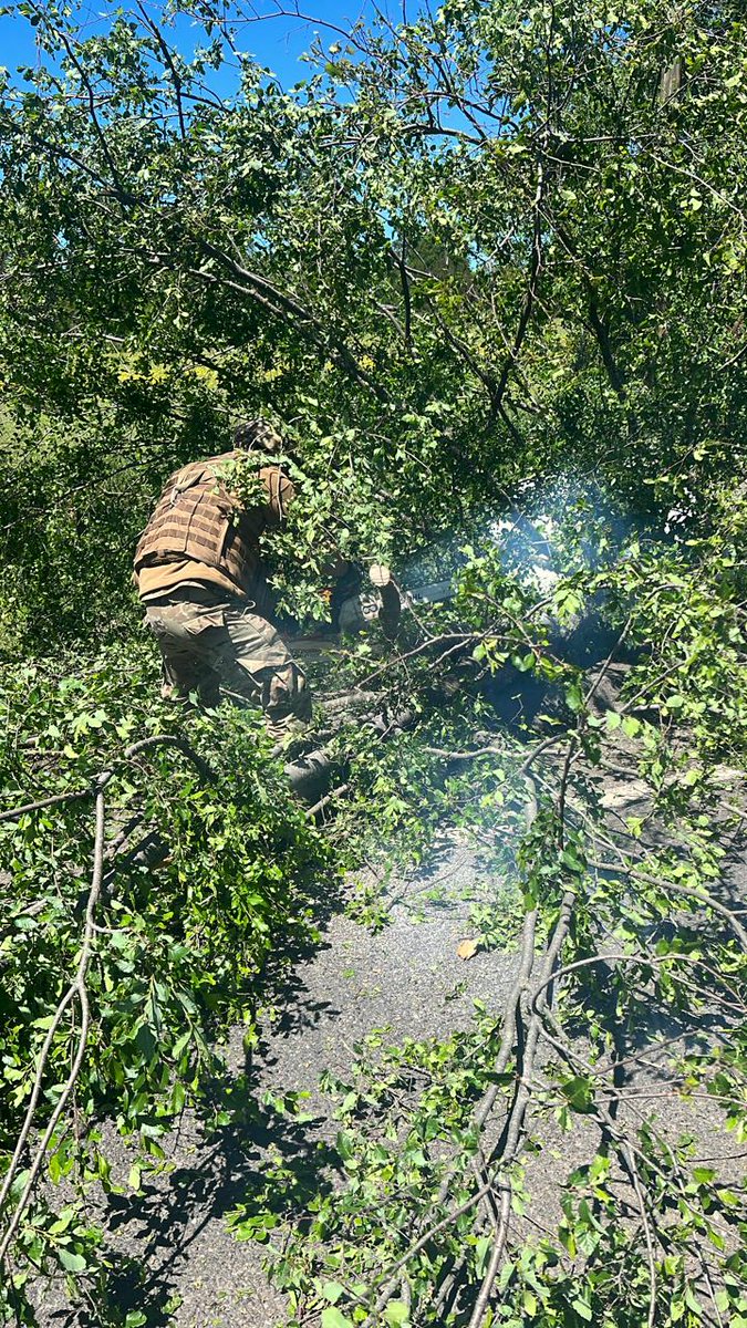 JdnAraucania's tweet photo. En respuesta a un accidente en Ruta S-11-R, una patrulla militar proporcionó primeros auxilios con nuestros enfermeros de combate. Estamos comprometidos con la seguridad de nuestra población en la Araucanía. 🚨👷‍♀️🌐 #AccidenteVial #PrimerosAuxiliosJDN #SeguridadEnCarretera https://t.co/HO45TmDQb4