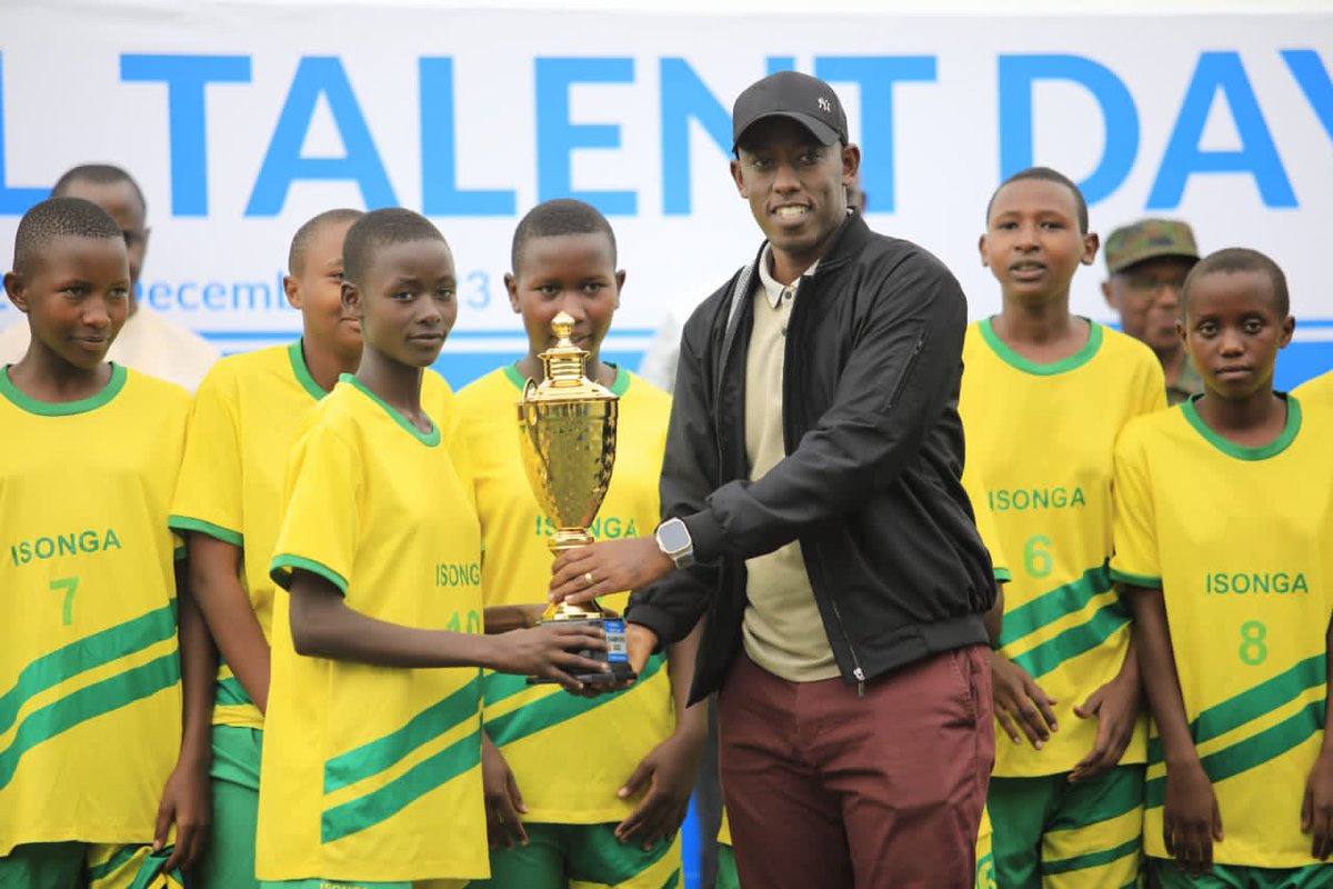kigalitoday's tweet image. #NationalTalentDay2023

Kuri iki Cyumweru tariki 03/12/2023  kuri Stade Huye hasorejwe imikino yo kugaragaza impano z&apos;abakiri bato muri gahunda ya #IsongaProgram, aho yasojwe abitwaye neza bahabwa ibihembo.

Umushyitsi mukuru muri ibi birori yari @zniyonkuru, Umunyamabanga…