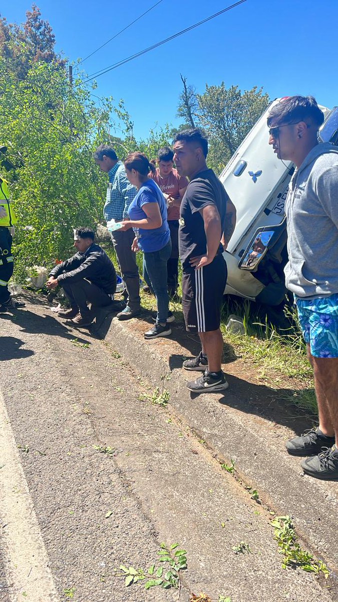 JdnAraucania's tweet photo. En respuesta a un accidente en Ruta S-11-R, una patrulla militar proporcionó primeros auxilios con nuestros enfermeros de combate. Estamos comprometidos con la seguridad de nuestra población en la Araucanía. 🚨👷‍♀️🌐 #AccidenteVial #PrimerosAuxiliosJDN #SeguridadEnCarretera https://t.co/HO45TmDQb4