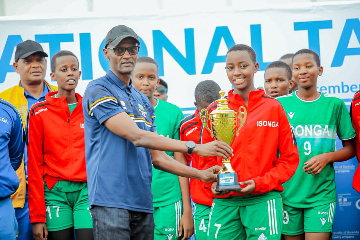 kigalitoday's tweet image. #NationalTalentDay2023

Kuri iki Cyumweru tariki 03/12/2023  kuri Stade Huye hasorejwe imikino yo kugaragaza impano z&apos;abakiri bato muri gahunda ya #IsongaProgram, aho yasojwe abitwaye neza bahabwa ibihembo.

Umushyitsi mukuru muri ibi birori yari @zniyonkuru, Umunyamabanga…