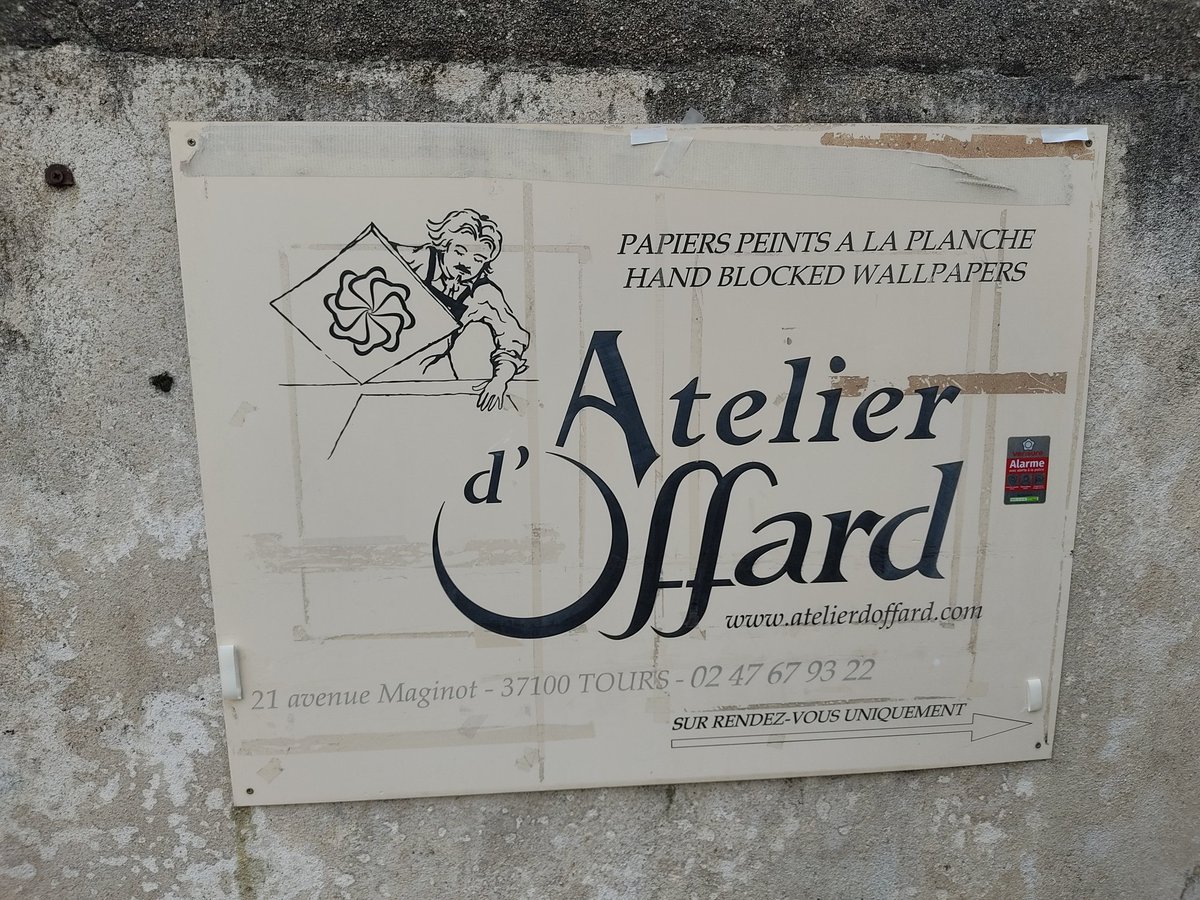 EmilienDeTours's tweet photo. Journée portes ouvertes à l'atelier d'Offard à Tours aujourd'hui. L'un des 5 ateliers dans le monde à faire du papier peint à la planche. https://t.co/Q8ws9HfqWC