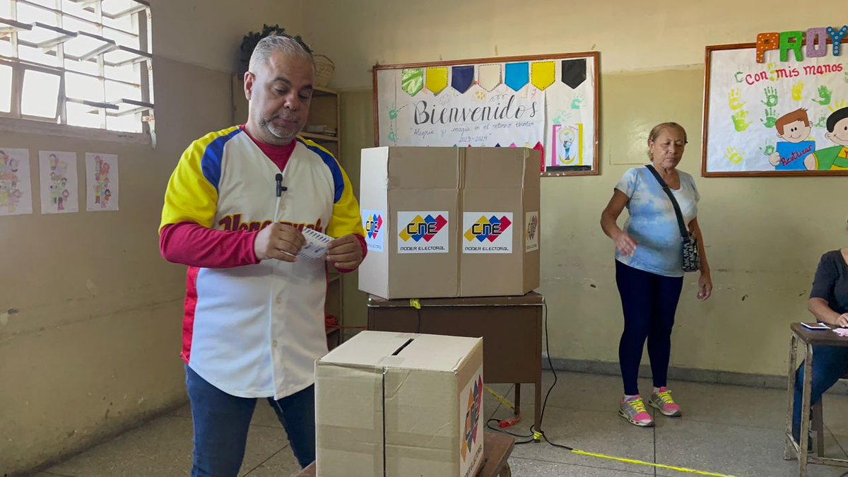 Diputado Juan García: «El pueblo del Zulia acude masivamente al llamado de la Patria» goo.su/DmEWU
#VenezuelaDiceSÍ