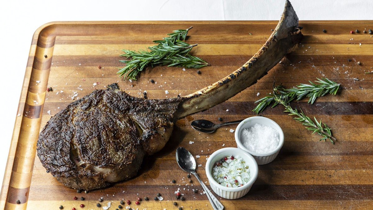 CigarAficMag's tweet image. Meet the tomahawk, the no-nonsense heavyweight in the steak world. 

A rib-eye cut from the rib cage, the tomahawk boasts marbling that ensures tenderness with a hint of a flavorful fight – a departure from the easy chew of filet mignon.⁠ #steak
⁠

bit.ly/49WfLA9
