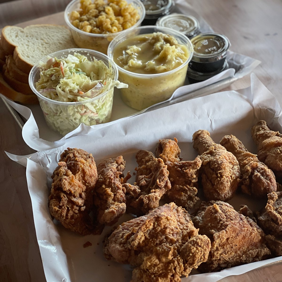 The holiday rush is on! 🎄🎅🎁 Skip the cookin' and grab a Southern Family Meal Deal today! 🐓🔥❤️ #chickendinner #stlsouthern #friedchicken #nashvillehotchicken #stleats #eatlocal #stlfoodie #explorestlouis #stlcatering #catering