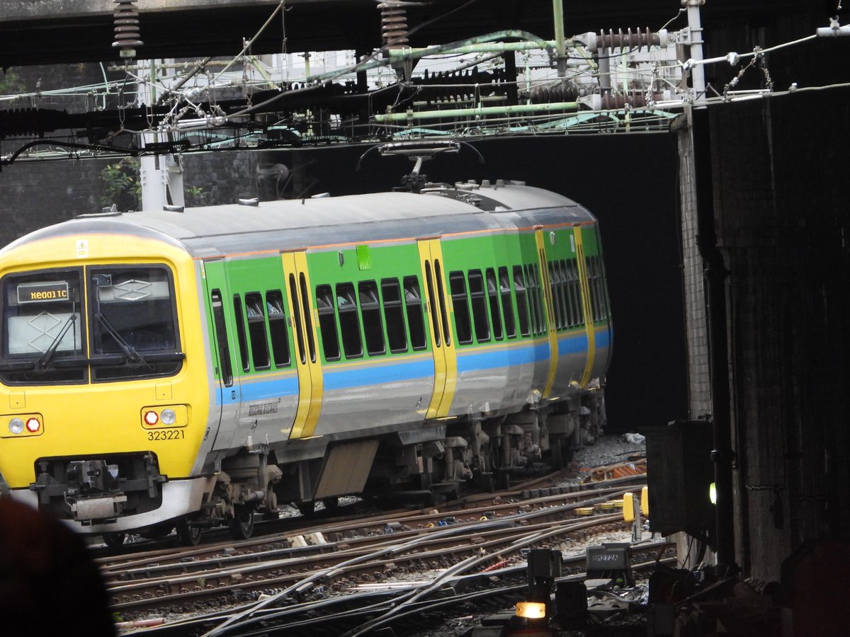DanSpotter86's tweet image. 🌟𝗖𝗲𝗻𝘁𝗿𝗼 𝗚𝗼𝗲𝘀 𝗖𝗲𝗻𝘁𝗿𝗮𝗹🌟

Here's a Shot Of Central Trains Class 323221 Departing Birmingham New Street Bound for Redditch on September 25th 2023.
#centrotrains #regionalrailways #class323 #Birmingham
#westmidlands