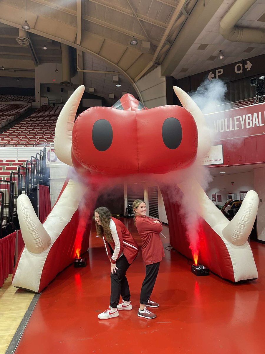 apopp15's tweet photo. Shout out to my Second in Command: @izziepetersen1

Gamedays would not run as smooth with as they are without her on the court helping run the show and deal with that Giant Hog Head! I appreciate her so much! ❤️🐗 https://t.co/qanHMnh4Vz