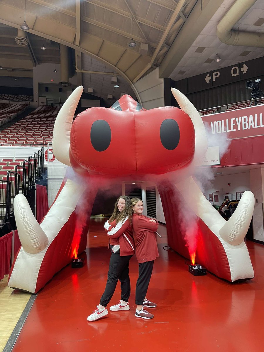 apopp15's tweet photo. Shout out to my Second in Command: @izziepetersen1

Gamedays would not run as smooth with as they are without her on the court helping run the show and deal with that Giant Hog Head! I appreciate her so much! ❤️🐗 https://t.co/qanHMnh4Vz