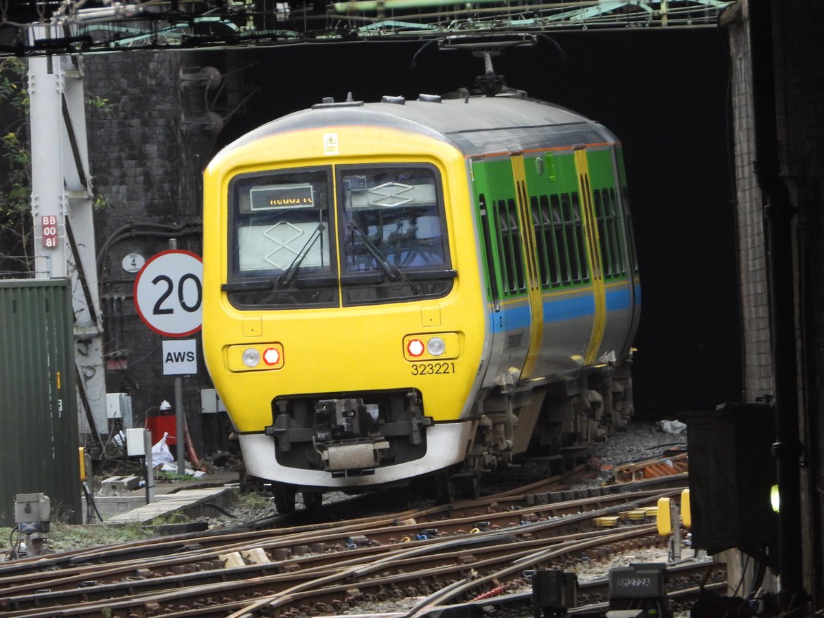 DanSpotter86's tweet image. 🌟𝗖𝗲𝗻𝘁𝗿𝗼 𝗚𝗼𝗲𝘀 𝗖𝗲𝗻𝘁𝗿𝗮𝗹🌟

Here's a Shot Of Central Trains Class 323221 Departing Birmingham New Street Bound for Redditch on September 25th 2023.
#centrotrains #regionalrailways #class323 #Birmingham
#westmidlands