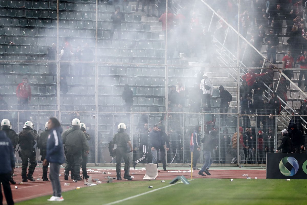 Αθλητές να μην μπορούν να ανασάνουν, ΜΑΤ στην κερκίδα, οικογένειες να φεύγουν από το γήπεδο. 
Εικόνες πολέμου.
Ντροπή.
 #OlympiacosFC #VOLOLY