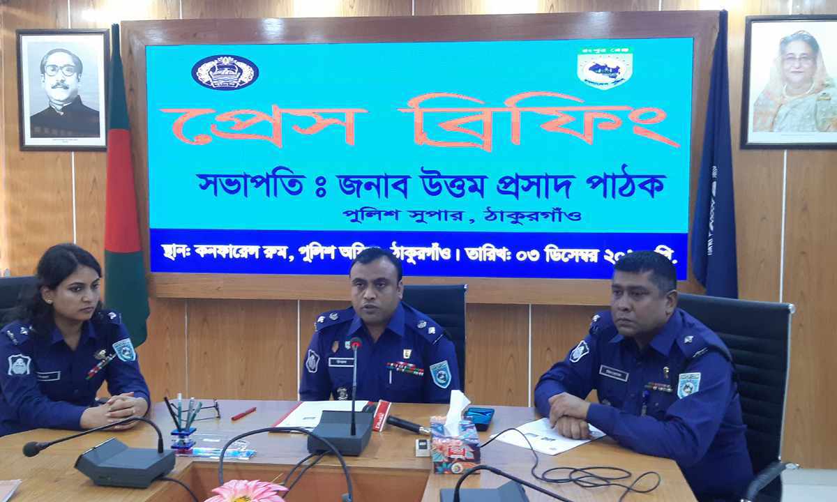 ৩৮০ বস্তা চোরাই ভুট্টা সহ চক্রের ৩ সদস্য গ্রেফতার ঠাকুরগাঁও জেলা পুলিশের সংবাদ সম্মেলন