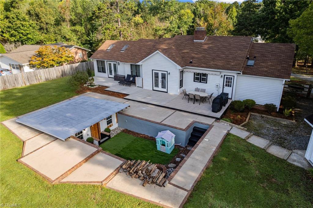 zillowgonewild's tweet photo. Why have a swimming pool when you can turn it into a bar?

Currently listed for $340,000 in High Point, NC https://t.co/AM84x1SloM