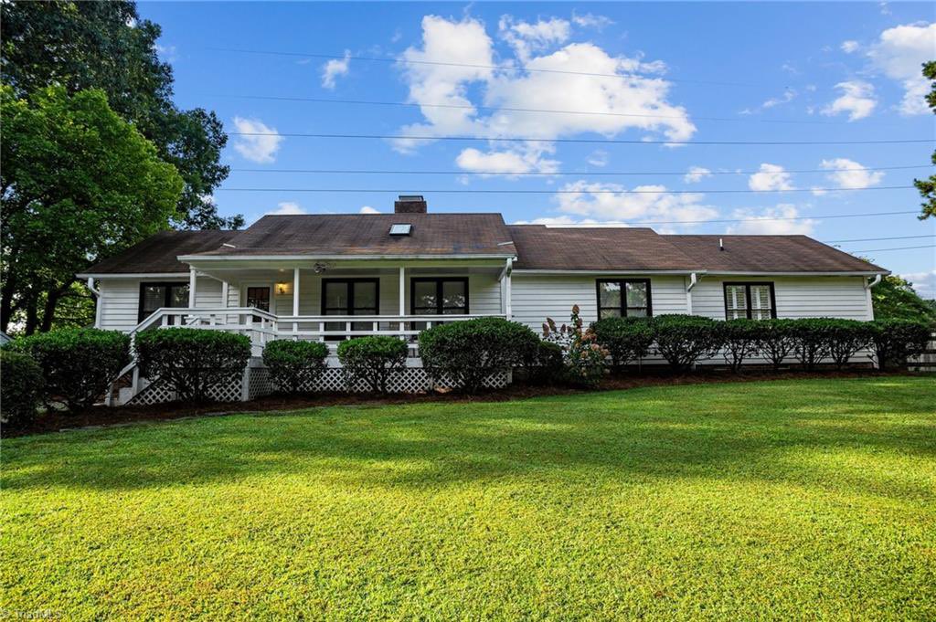 zillowgonewild's tweet photo. Why have a swimming pool when you can turn it into a bar?

Currently listed for $340,000 in High Point, NC https://t.co/AM84x1SloM