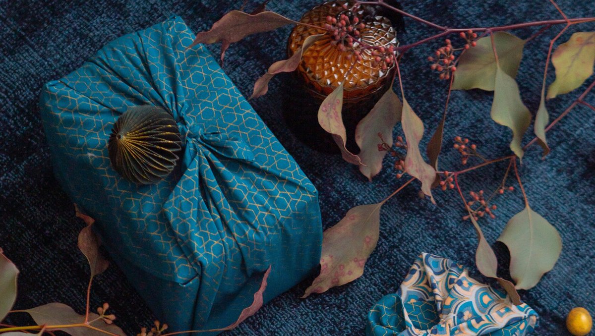 Nothing says Christmas like the joy of giving gifts! The excitement of gifting your loved ones a thoughtful gift and watching a smile form on their face as they unwrap it is unmatched. ⁠
⁠

#FabRap #furoshiki #furoshikiwrap #fabricgiftwrap #giftwrapping #wrappinghacks #giftwrap