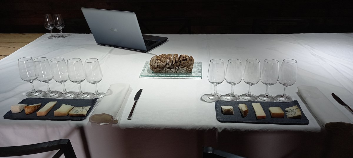 xbassa's tweet image. i acabem la setmana amb un tast de formatges privat per a dues persones.
Aquí, a la masia de Can Tomàs. 
#cantomasbassa #xavierbassa #formatges #quesos