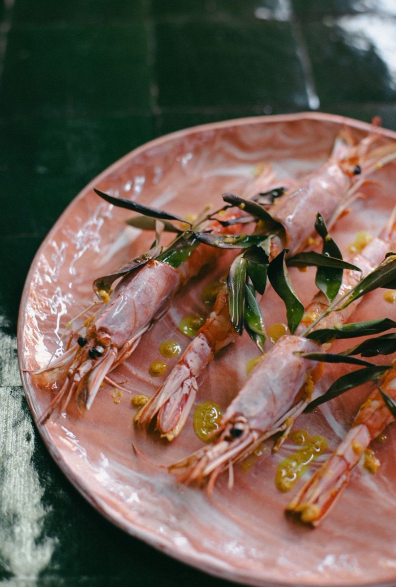 perlesetcie's tweet photo. Gambas Rôties en Feuilles d'Olivier par chef Pierre Augé avec la Cosori Dual Blaze Chef Édition

Ingrédients pour 2
10g de curcuma frais
50g d'huile de tournesol
10g d'huile d'olive
4 gambas
Quelques petites branches d'olivier
Sel...
Photo : Alexia Roux

https://t.co/B2798rPTph https://t.co/xJePRjifZR