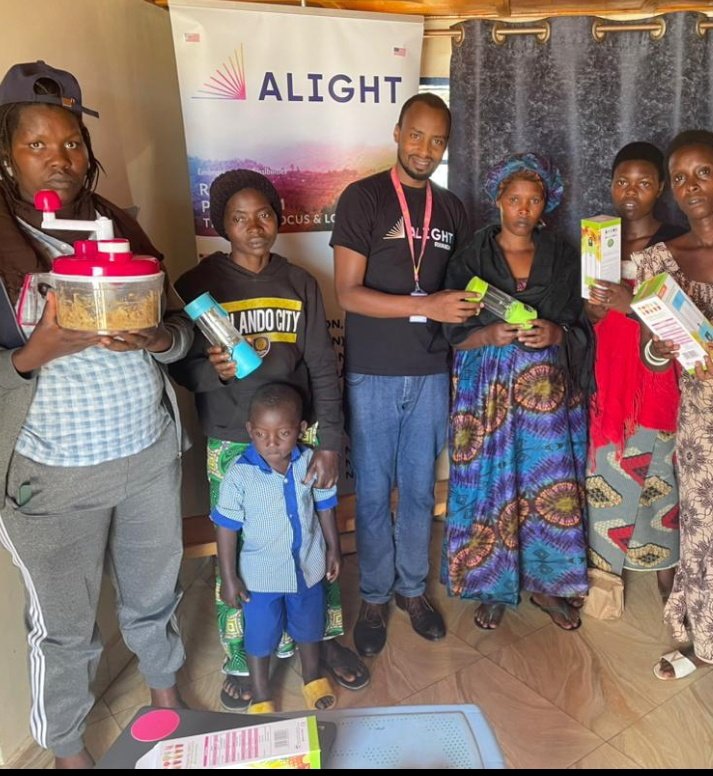 NutritionistsRw's tweet photo. Kimwe mu bikomerera ababyeyi bafite abana bafite ubumuga ni #ukubagaburira ! @nyakanathan umuhuzabikorwa wa Program y'imbonezamirire muri @We_Are_Alight binyuze muri #ChangeMakerProject yashyikirije ababyeyi #blenders zibafasha gutunganya ibyo kurya by'abana. @uphls @Rwanda_Child https://t.co/DTf69BVaYi
