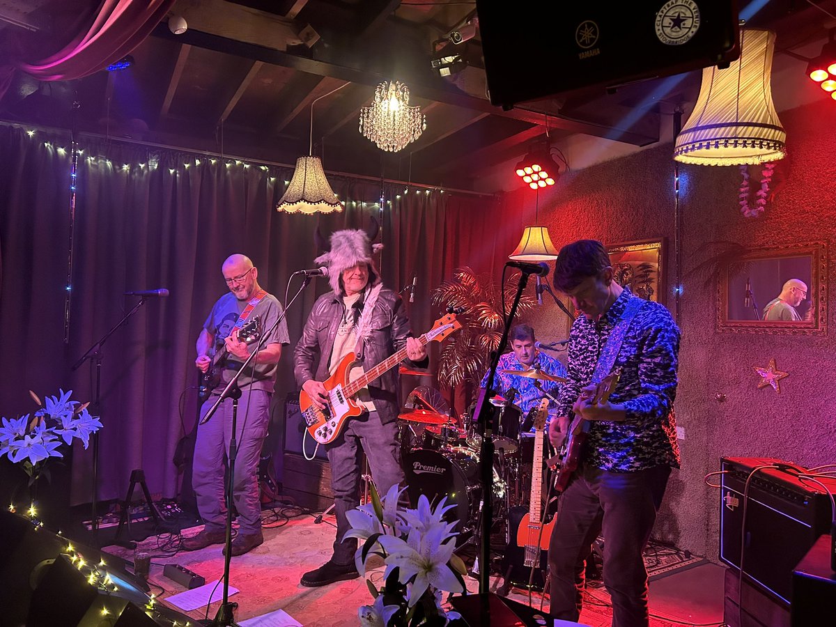 MattSmithWlv's tweet image. Last night’s fab @RobotradioB at @claptrapvenue 👍🏻🤘🏻🍺🎸