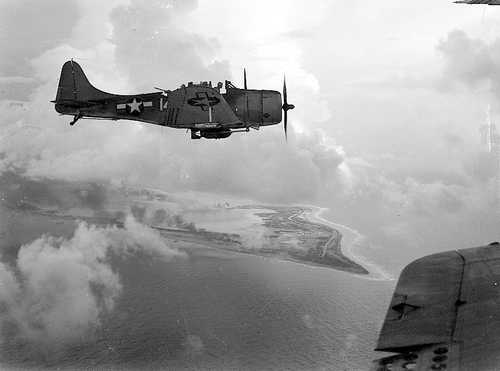 warpedia2's tweet photo. A U.S. Navy Douglas SBD-5 Dauntless dive bomber of bombing squadron VB-5 from the USS Yorktown (CV-10) over Wake Island, 5 or 6 October 1943. #WWII #History #WW2 https://t.co/t4pCUTFYDC