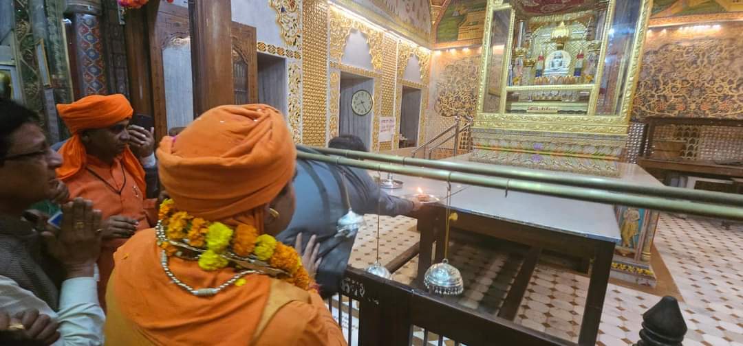 MahantBalaknath's tweet photo. जनता जनार्दन के समर्थन से प्रचंड जीत पाकर मंदिर पहुँचकर भगवान से आशीर्वाद लिया।आज मिली ऐतिहासिक विजय के लिए तिज़ारा परिवार का मैं हृदय की गहराइयों से आभार व्यक्त करता हूँ, तिज़ारा के विकास के लिए सदैव समर्पित रहूँगा।पुनः कोटि-कोटि आभार #ModiKiGuarantee #BJP4Tijara https://t.co/U2iSv5a6DT
