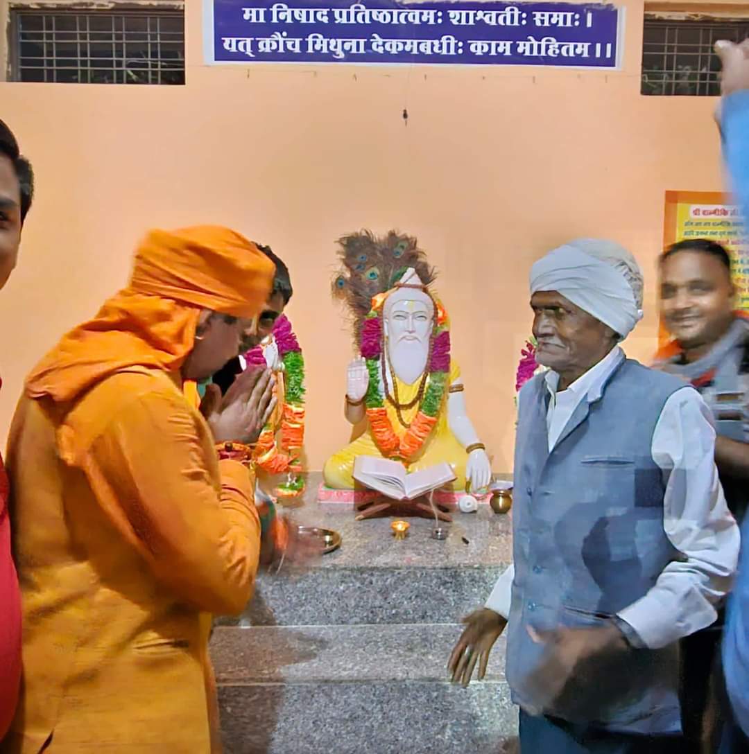 MahantBalaknath's tweet photo. जनता जनार्दन के समर्थन से प्रचंड जीत पाकर मंदिर पहुँचकर भगवान से आशीर्वाद लिया।आज मिली ऐतिहासिक विजय के लिए तिज़ारा परिवार का मैं हृदय की गहराइयों से आभार व्यक्त करता हूँ, तिज़ारा के विकास के लिए सदैव समर्पित रहूँगा।पुनः कोटि-कोटि आभार #ModiKiGuarantee #BJP4Tijara https://t.co/U2iSv5a6DT