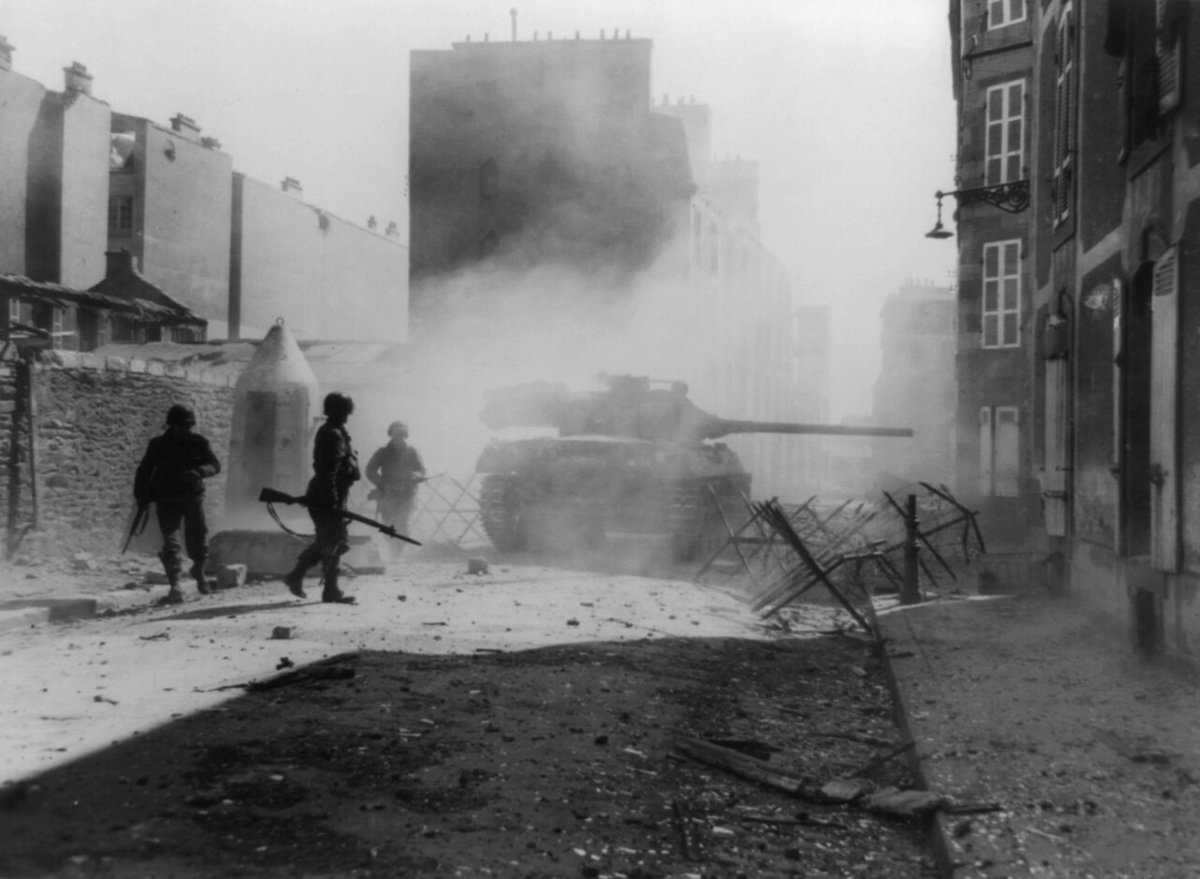 warpedia2's tweet photo. A US M18 Hellcat of the 705th Tank Destroyer Battalion in the streets of Brest in September 1944 #WWII #History https://t.co/FPda8ODtbe