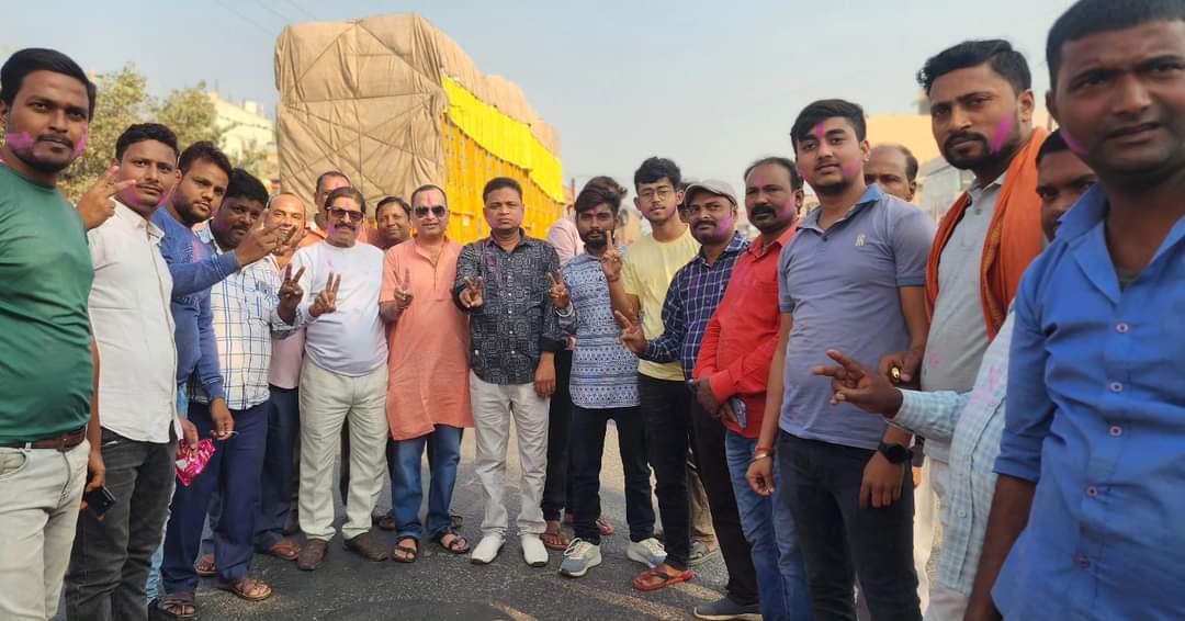 DevadityaSen's tweet image. #जीत_गईं_भाजपा
#जीत_गया_विश्वाश 
#मोदी_की_गारंटी_यानी_जीत_की_गारंटी 
भाजयुमो नगर अध्यक्ष के नेतृत्व में नगर पंचायत सिमराही  में मध्यप्रदेश , राजस्थान एवं छत्तीसगढ़ में ऐतिहासिक जीत का जश्न पार्टी कार्यकर्ताओं संग आतिशबाजी के साथ ढोल धमाका की धुन पर मनाया ।