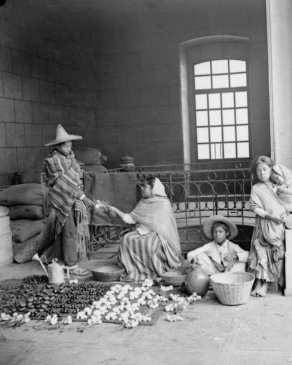 Familia comerciante.
Zacatecas.
1900.

#MéxicoTierraSagrada