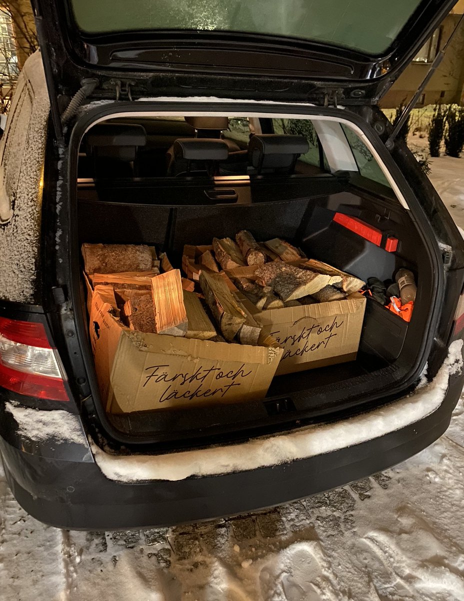 Ehdotin kuukausi sitten joukolle metsästäjiä, että tehtäisiinkö porukalla Hurstin itsenäisyyspäiväjuhliin peurahernekeitto. 

Nyt kaikki tarvittava on hankittu halkoja myöden. Tiistaina viimeiset valmistelut ja aikaisin itsenäisyyspäivän aamuna syttyy soppatykin alle tuli.  

Tää