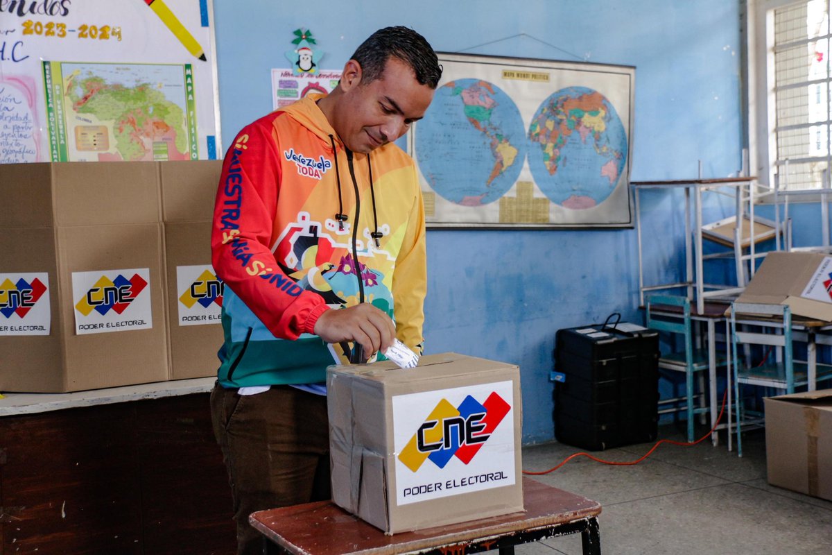 JosueLorcaV's tweet photo. ¡Venezuela toda! Cumpliendo mi deber soberano ya salí a votar por lo que es mío, de mi familia, tuyo ¡Nuestro!, vamos todas y todos a ejercer el derecho al voto ¡#5VecesSí en defensa del Esequibo! @NicolasMaduro @delcyrodriguezv https://t.co/6If9l5KBRv