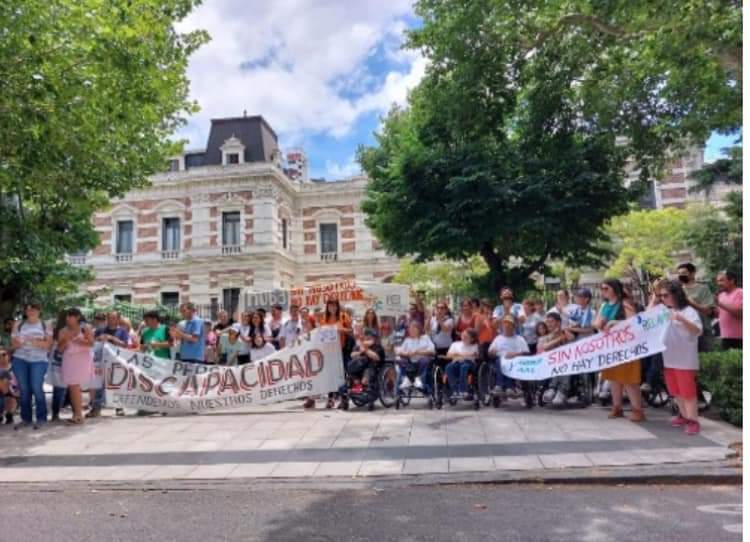 Comunicado por el Día Internacional de las Personas con Discapacidad
La discapacidad se convierte en tragedia cuando la sociedad nos falla y no nos ofrece lo que necesitamos para vivir Judy Heumann, activista, líder y pionera del movimiento de Vida Independiente.