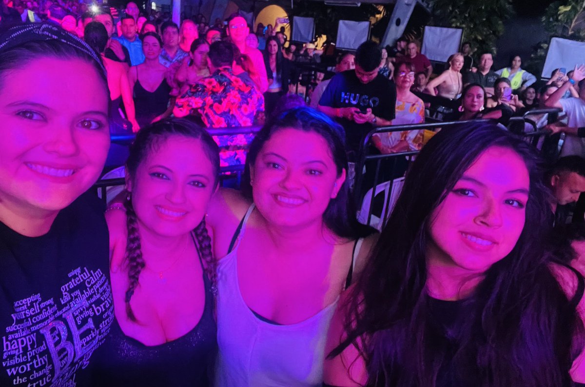 Laurylisbeth's tweet photo. Bailando con Miguel Molly y Wilfrido Vargas 💃🏻🕺🏻#meregue #Cucuta https://t.co/7vZy2tUTux