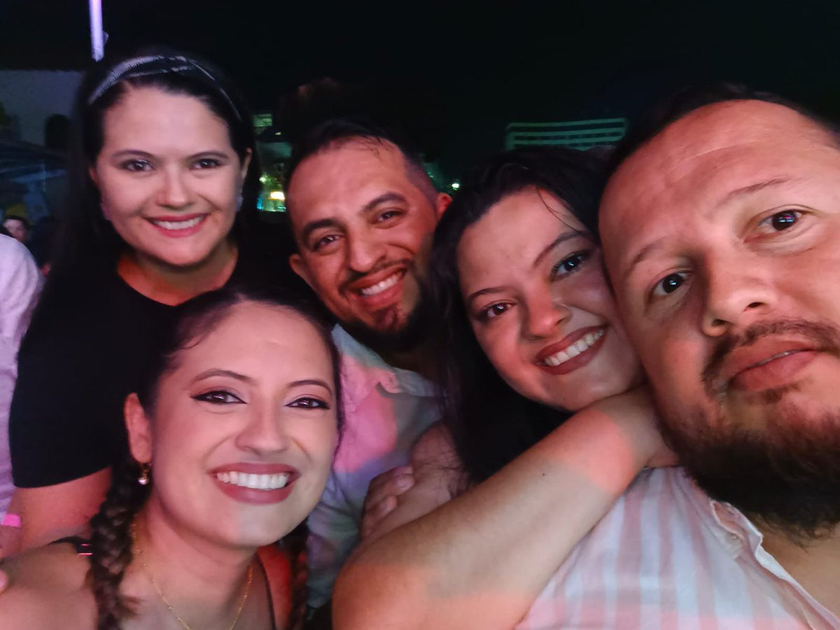 Laurylisbeth's tweet photo. Bailando con Miguel Molly y Wilfrido Vargas 💃🏻🕺🏻#meregue #Cucuta https://t.co/7vZy2tUTux