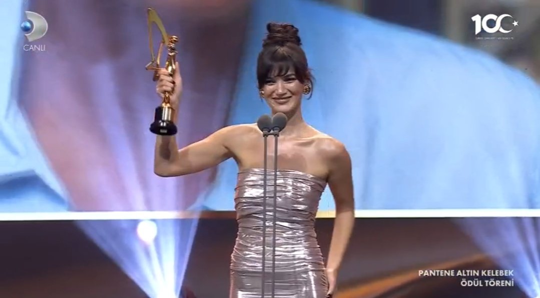 “En İyi Kadın Oyuncu” ödülünün sahibi #PınarDeniz oldu👏👏👏 #PanteneAltınKelebek