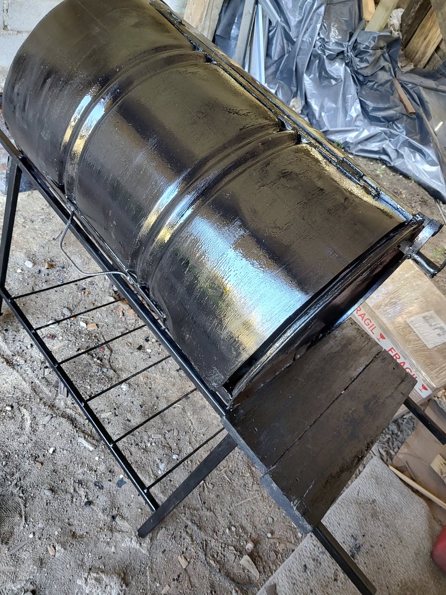 Hoy se despide el chulengo que nos acompaña hace ya algunos años, pero no se podía ir a su proximo capítulo en el estado en que estaba, porque hay que dar las cosas como uno las usaría o mejor.
Una pintada, un refuerzo de chapa y que gire la rueda 😎