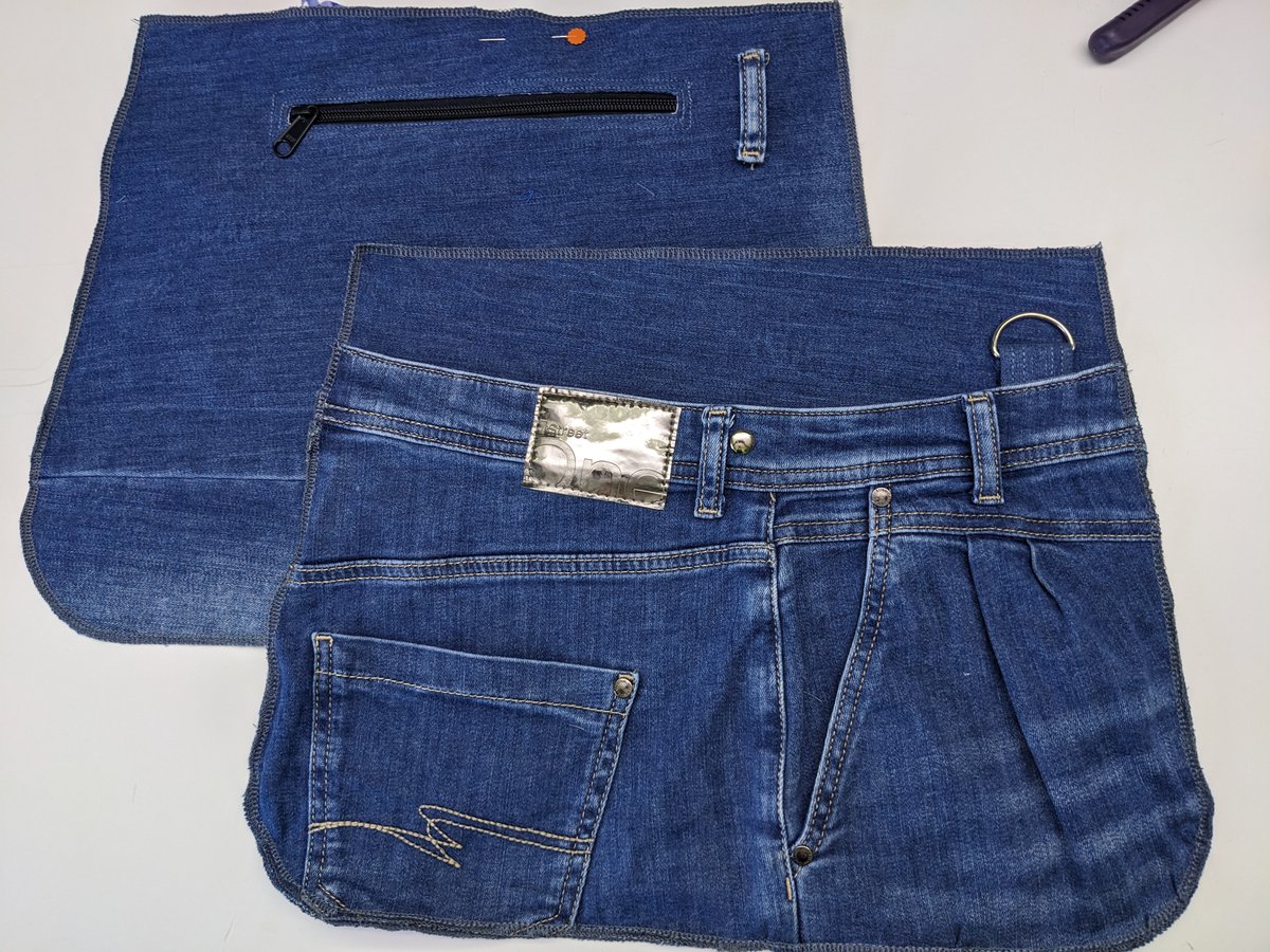 Fashion mit gutem Gewissen!
Meine Cross Body Bags aus recycelten Jeanshosen sind nicht nur trendy, sondern auch umweltfreundlich. Jede Tasche wird von mir mit viel Liebe zum Detail handgefertigt und ist somit ein Unikat.