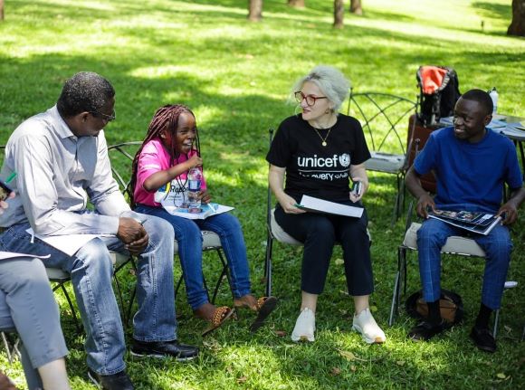 Energizing end to my visit in Vic Falls meeting Pride, Unathi, Anesu and their peers to discuss HIV. Their call for heightened awareness campaigns to counter myths, taboos and discrimination and for intergenerational conversations resonated strongly with me. #EndAIDS2030